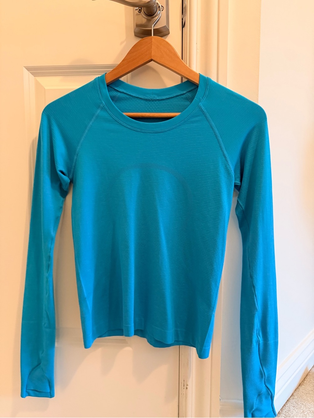 Lululemon Blue Swiftly Tech long sleeve Race Length Size 4